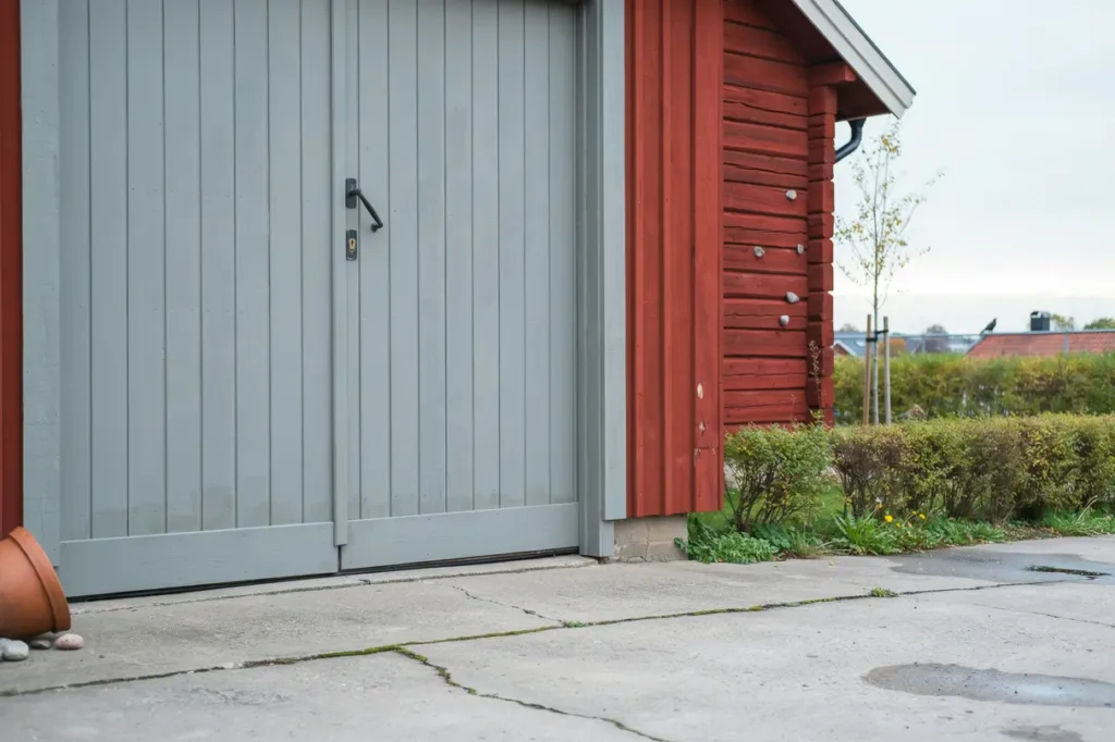 m la om garageporten hemma r tt f rg underarbete och tips f r ett v dert ligt resultat